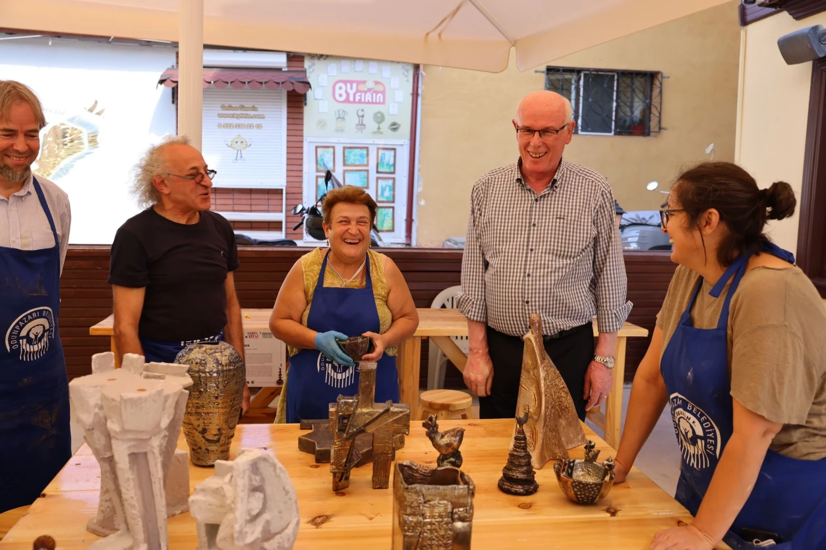 Başkan Kurt festival alanına giderek sanatçıları yalnız bırakmadı