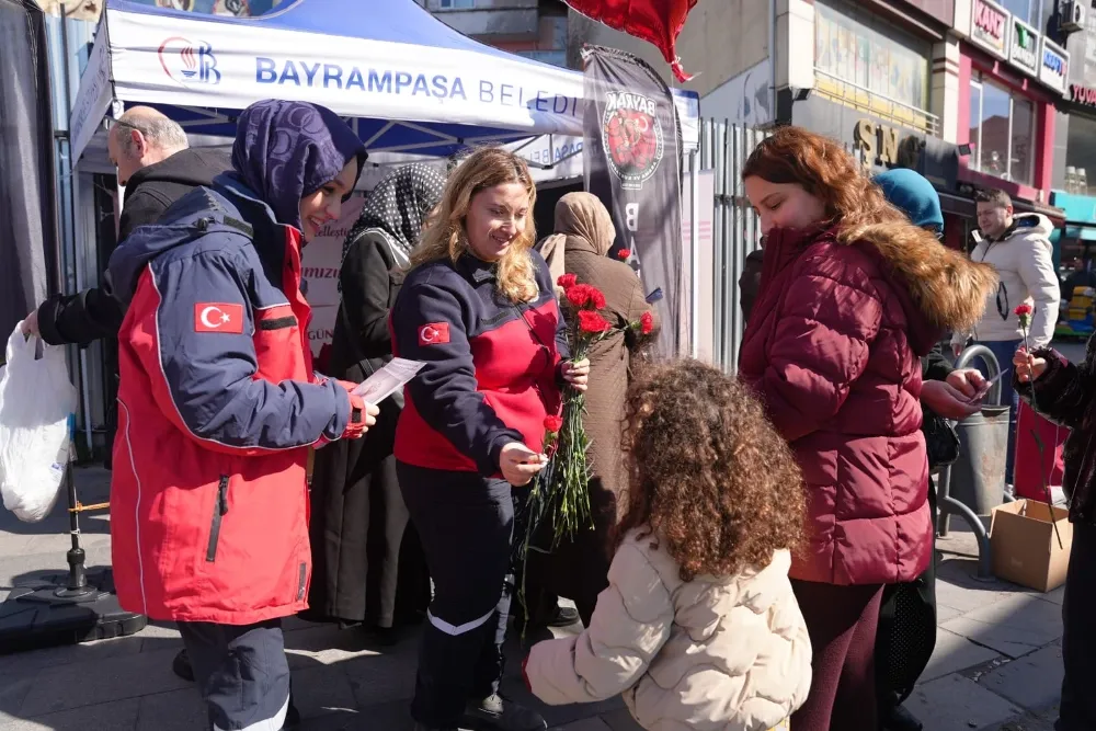 BAYRAMPAŞA’DA 8 MART’TA KADINLARA KARANFİL DAĞITILDI
